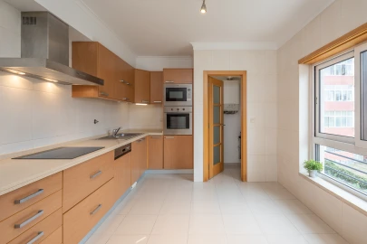 Apartamento T2 para Arrendamento em Agualva e Mira-Sintra