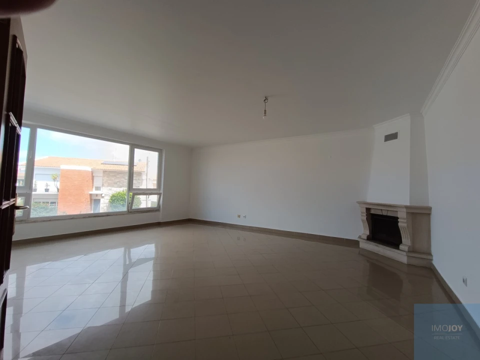 Apartamento T3 para Arrendamento em São Domingos de Rana Foto 1