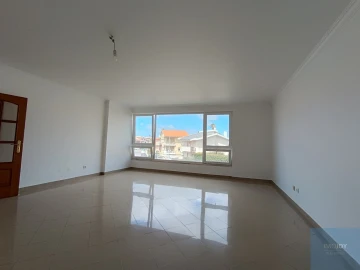 Apartamento T3 para Arrendamento em São Domingos de Rana