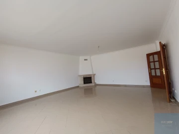 Apartamento T3 para Arrendamento em São Domingos de Rana