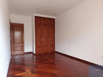 Apartamento T3 para Arrendamento em São Domingos de Rana