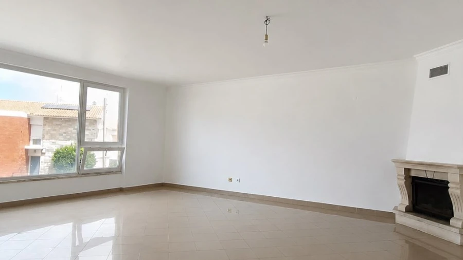 Apartamento T3 para Arrendamento em São Domingos de Rana
