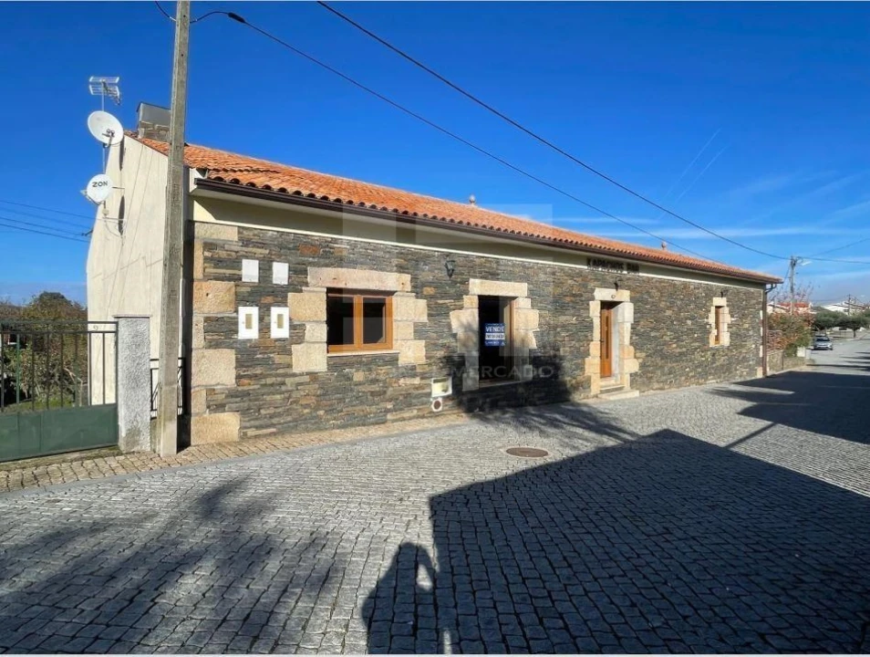 Prédio para Venda em Valongo dos Azeites Foto 1
