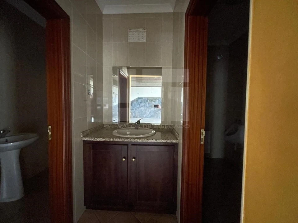 Prédio para Venda em Valongo dos Azeites Foto 3