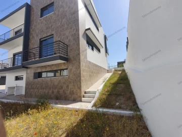 Moradia T5 para Venda em Laranjeiro e Feijó