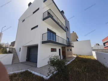 Moradia T5 para Venda em Laranjeiro e Feijó