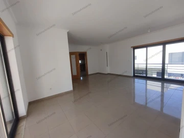 Moradia T5 para Venda em Laranjeiro e Feijó