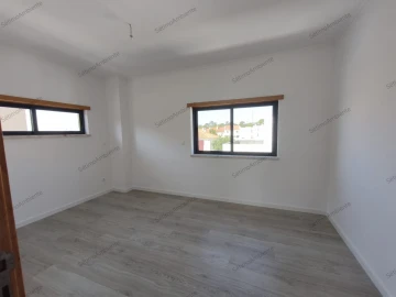 Moradia T5 para Venda em Laranjeiro e Feijó