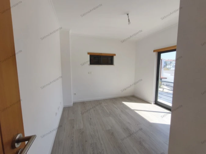 Moradia T5 para Venda em Laranjeiro e Feijó Foto 11