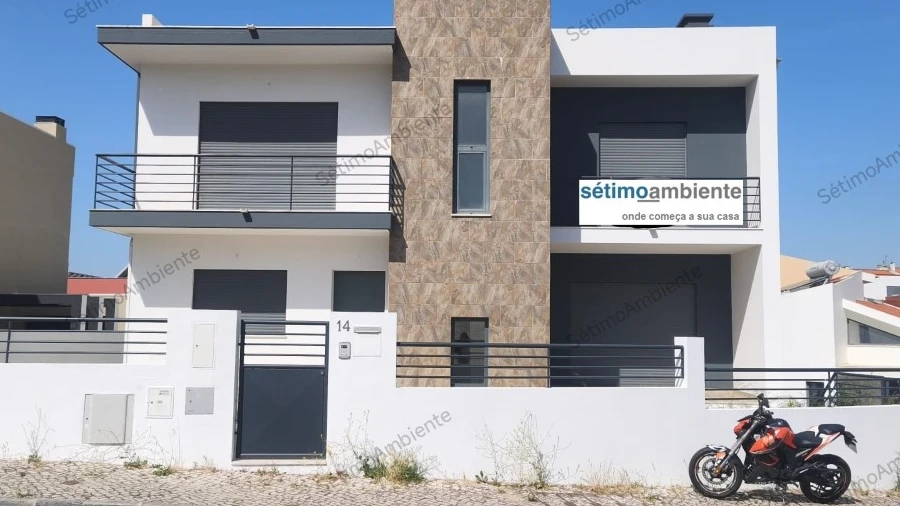 Moradia T5 para Venda em Laranjeiro e Feijó