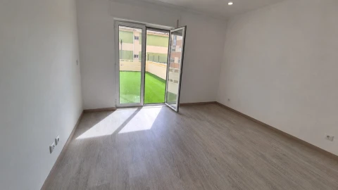 Apartamento T3 para Venda em Massamá e Monte Abraão