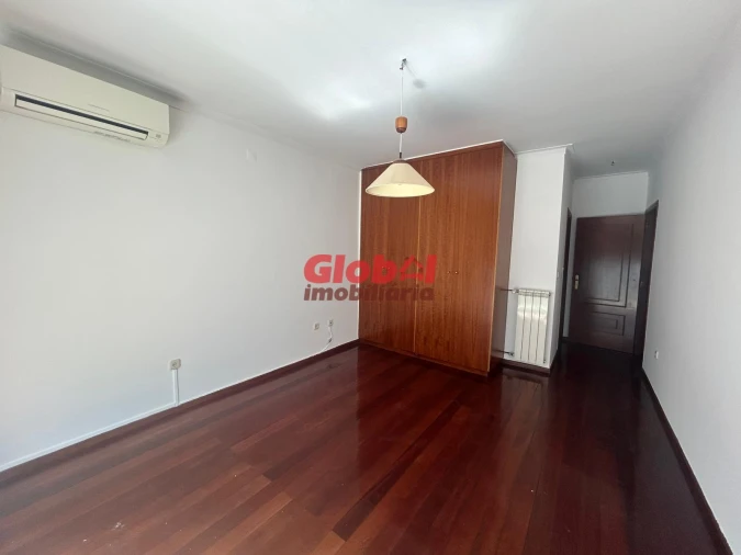Moradia T4 para Venda em Abraveses Foto 13