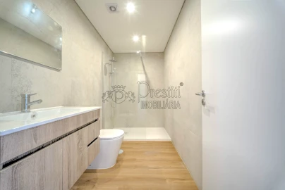 Apartamento T3 para Venda em Oliveira, São Paio e São Sebastião