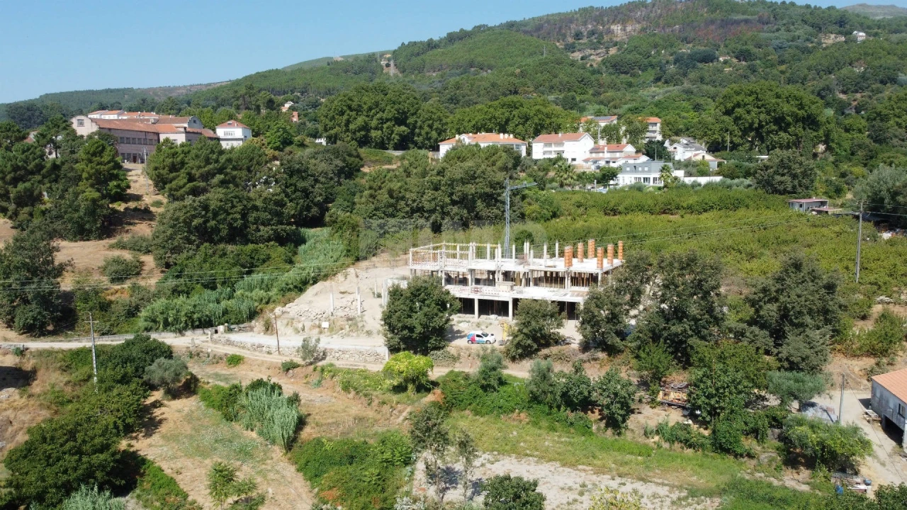 Moradia T4 para Venda em Tortosendo Foto 1