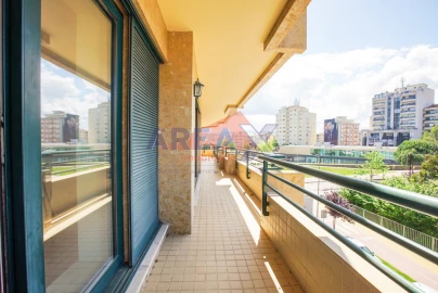 Apartamento T4 para Venda em O. Azeméis, Riba-Ul, Ul, Macinhata Seixa, Madail