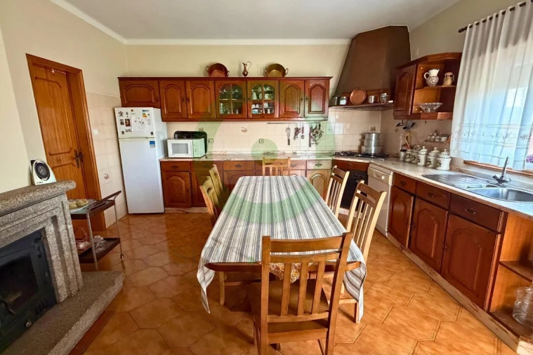 Moradia T4 para Venda em Agrochão Foto 12