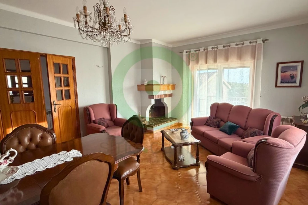 Moradia T4 para Venda em Agrochão Foto 4
