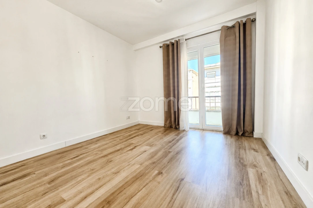 Apartamento T2 para Arrendamento em Mina de Água Foto 8