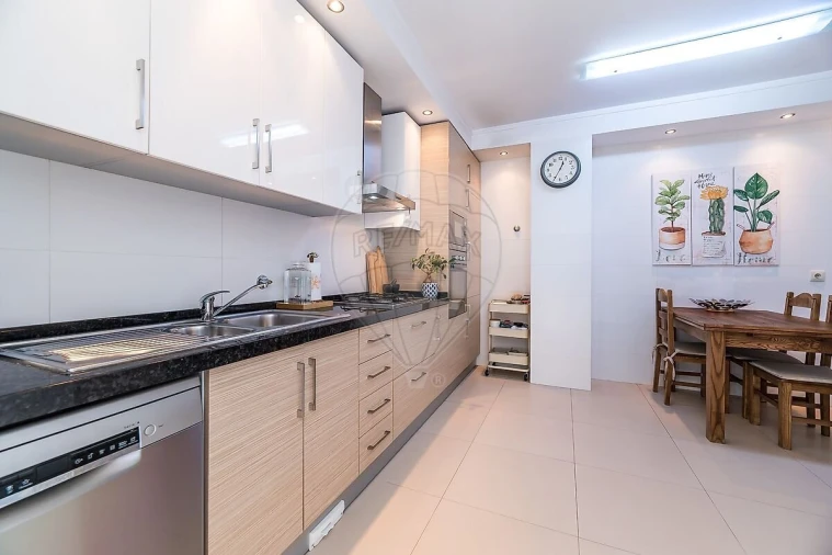 Apartamento T4 para Venda em Loures Foto 9