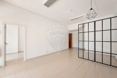 Loja para Venda em Lagos (São Sebastião e Santa Maria)