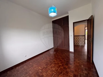 Moradia T3 para Arrendamento em Azueira e Sobral da Abelheira