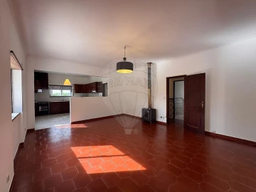 Moradia T3 para Arrendamento em Azueira e Sobral da Abelheira