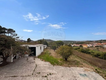 Moradia T3 para Arrendamento em Azueira e Sobral da Abelheira