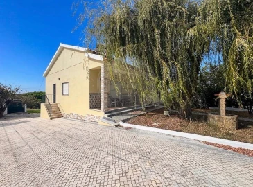 Moradia T3 para Arrendamento em Azueira e Sobral da Abelheira