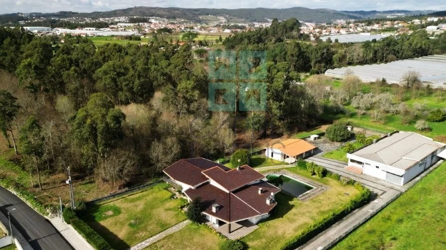 Moradia T5 para Venda em Ruivães e Novais