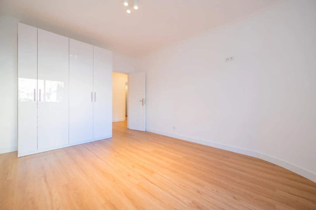 Apartamento T1 para Arrendamento em Massamá e Monte Abraão Foto 21
