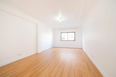 Apartamento T1 para Arrendamento em Massamá e Monte Abraão