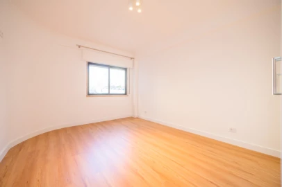 Apartamento T1 para Arrendamento em Massamá e Monte Abraão