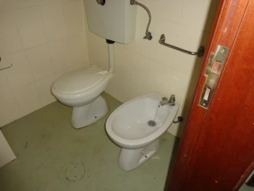 Armazém para Arrendamento em Canelas