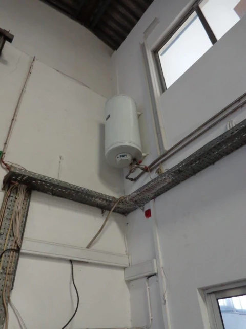 Armazém para Arrendamento em Canelas