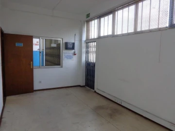 Armazém para Arrendamento em Canelas
