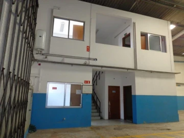 Armazém para Arrendamento em Canelas