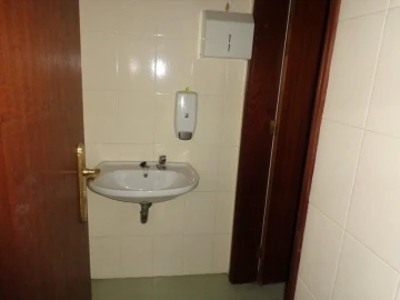 Armazém para Arrendamento em Canelas