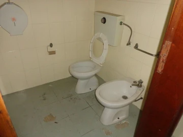 Armazém para Arrendamento em Canelas