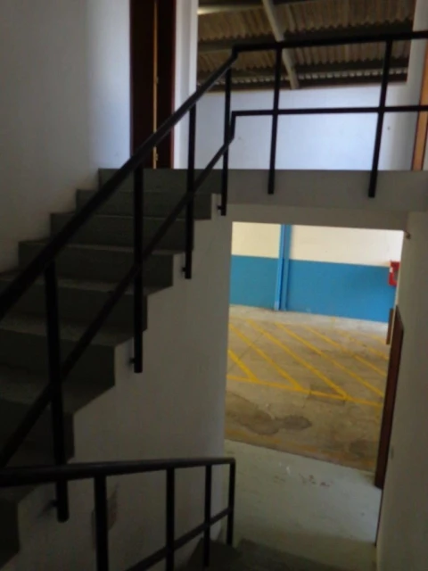 Armazém para Arrendamento em Canelas