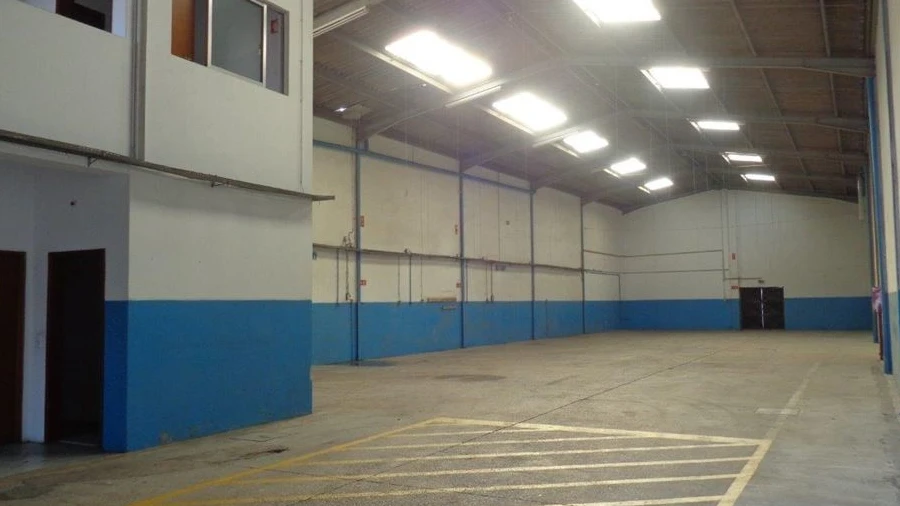 Armazém para Arrendamento em Canelas