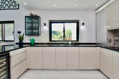 Moradia T4 para Venda em Moncarapacho e Fuseta