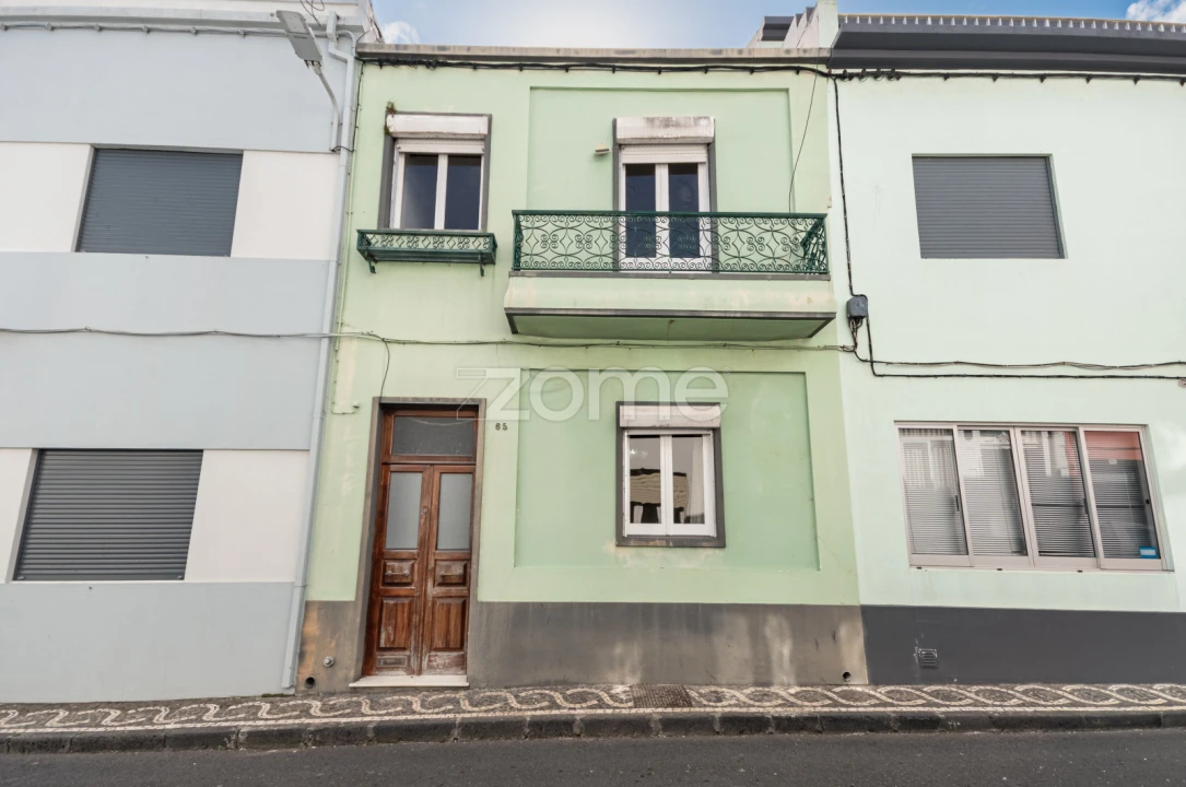 Moradia T5 para Venda em Ponta Delgada (São José) Foto 1