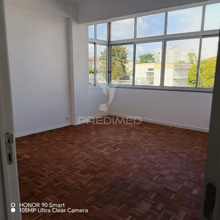 Apartamento T1 para Venda em Agualva e Mira-Sintra Foto 1