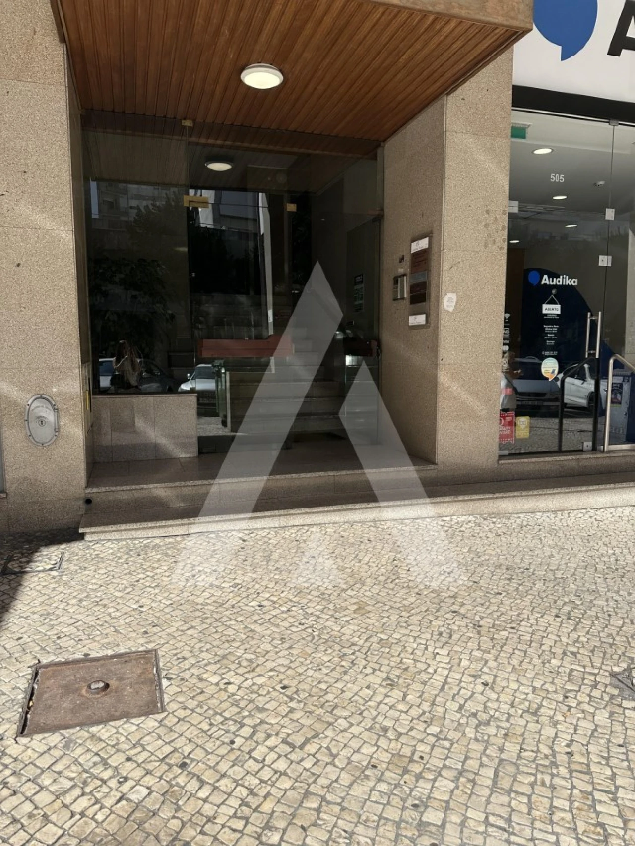 Loja para Arrendamento em São João da Madeira Foto 1
