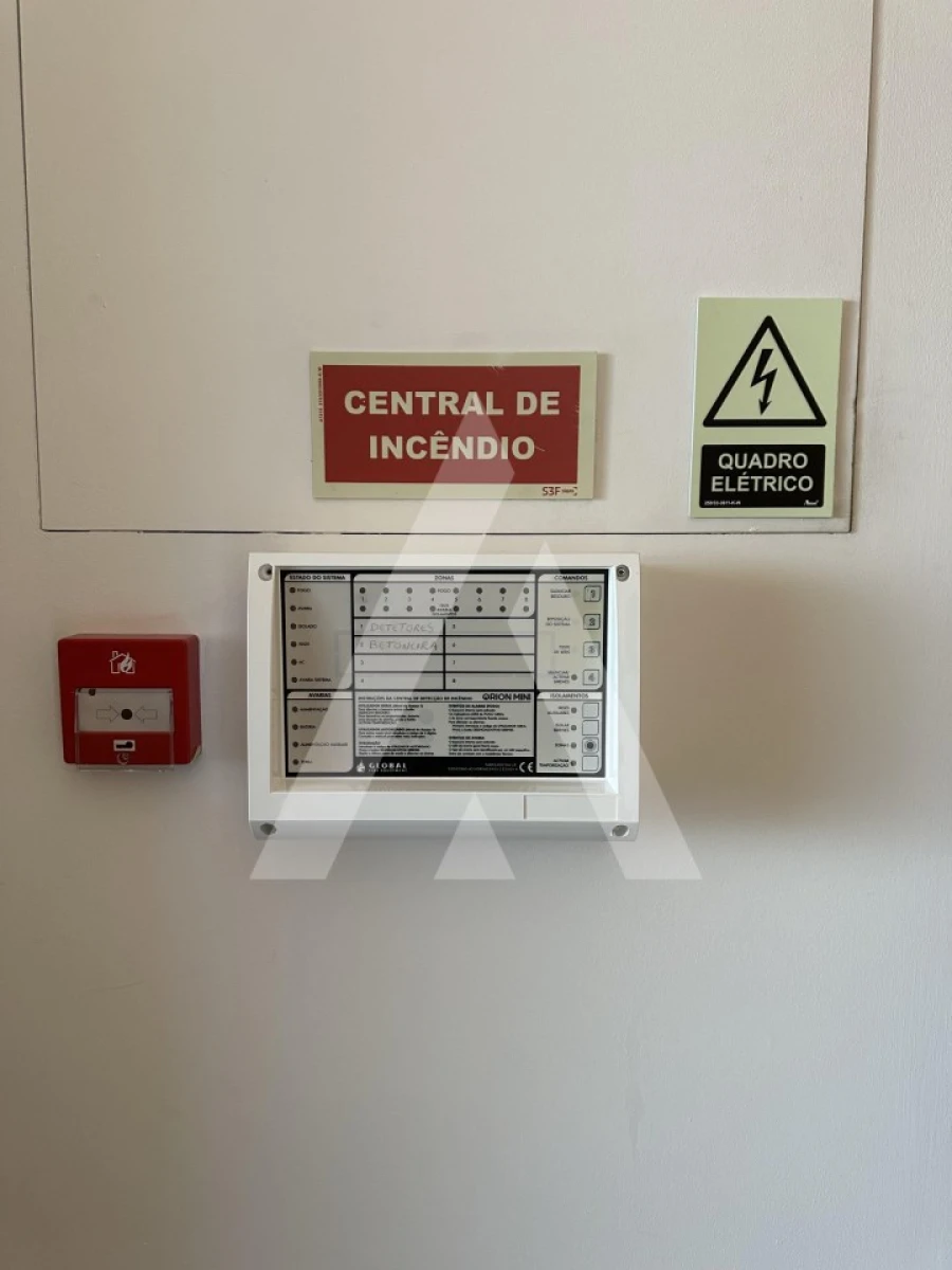 Loja para Arrendamento em São João da Madeira Foto 3