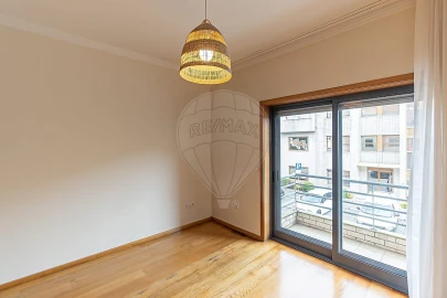Apartamento T3 para Arrendamento em Mafamude e Vilar do Paraíso