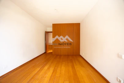 Moradia T5 para Venda em Nogueira e Silva Escura