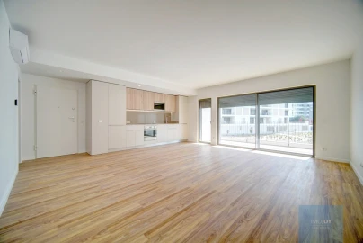 Apartamento T2 para Arrendamento em Santo António dos Cavaleiros e Frielas