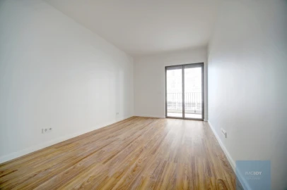 Apartamento T2 para Arrendamento em Santo António dos Cavaleiros e Frielas