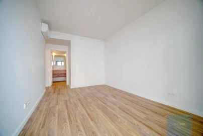 Apartamento T2 para Arrendamento em Santo António dos Cavaleiros e Frielas